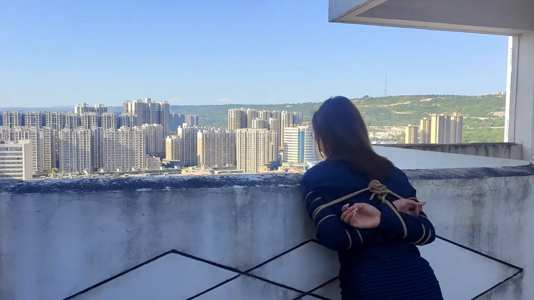 天台玩耍风太大，担心来人好害怕