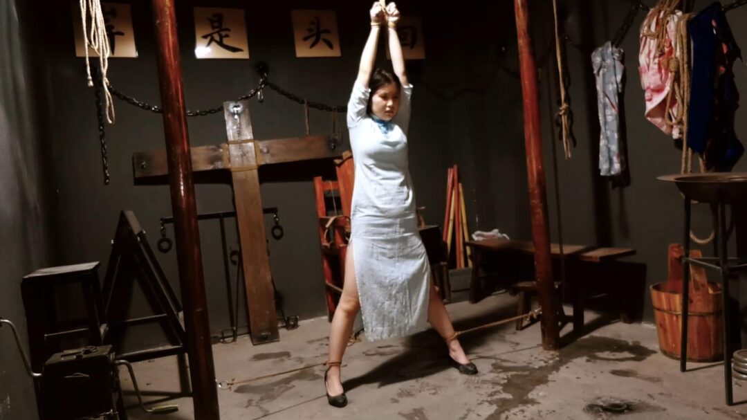 定拍转公映《喋血交通站》上集 女交通员在获取情报时被军统女特务抓获在刑房遭遇非人的酷刑折磨依旧坚贞不屈