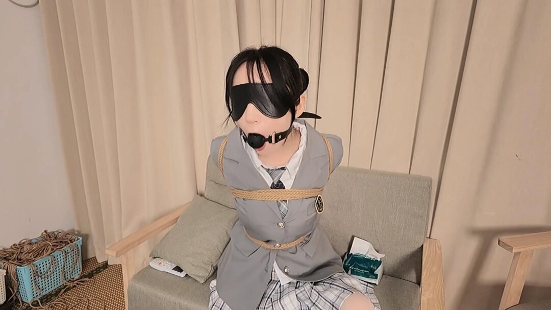 【嗷嗷】黑色口塞堵嘴,无助挣扎 【嗷嗷】黑色口塞堵嘴,无助挣扎