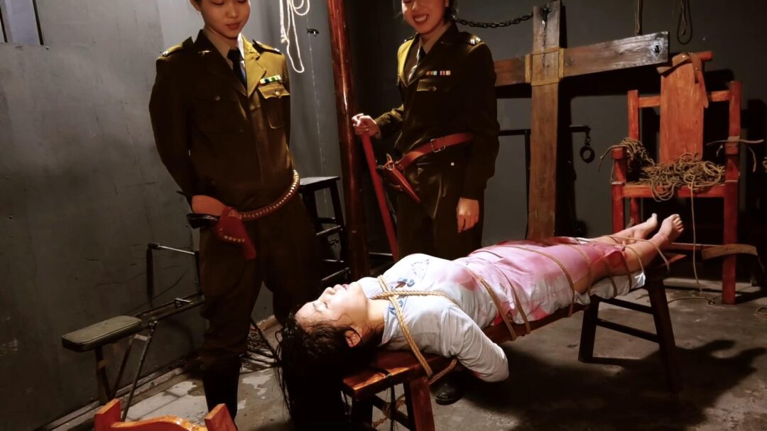 定拍转公映《喋血交通站》上集 女交通员在获取情报时被军统女特务抓获在刑房遭遇非人的酷刑折磨依旧坚贞不屈