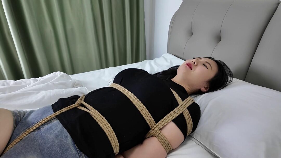 李大侠原创 紫涵主演 奇妙的一天 美女紫涵参观体验绳室+M腿羞耻喂食+驷马紧缚挠痒+口球拘束