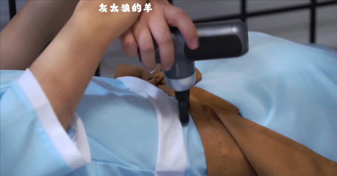【灰太狼的羊】“大”字形态木板放置罚站，好利来女仆双腿发酸发抖，站立不稳，金属架强制拘束，再用各种道具挠痒痒，累到软瘫在地