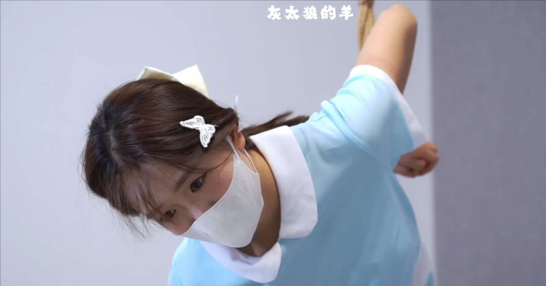 【灰太狼的羊】“大”字形态木板放置罚站，好利来女仆双腿发酸发抖，站立不稳，金属架强制拘束，再用各种道具挠痒痒，累到软瘫在地