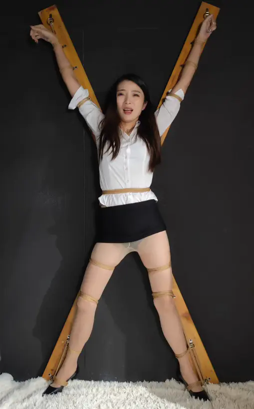 随心原创 佳佳垫脚尖走绳 股绳拉扯 极限固定叉架强制不停歇 随心原创 佳佳垫脚尖走绳 股绳拉扯 极限固定叉架强制不停歇