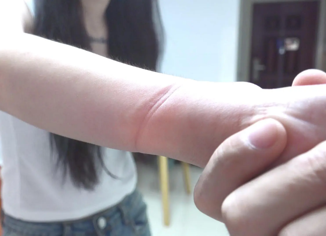 子衿定拍：板铐和筒铐带来的惩罚
