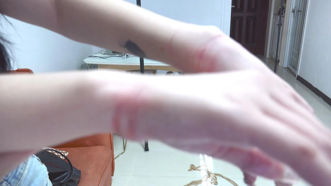 子衿定拍：板铐和筒铐带来的惩罚