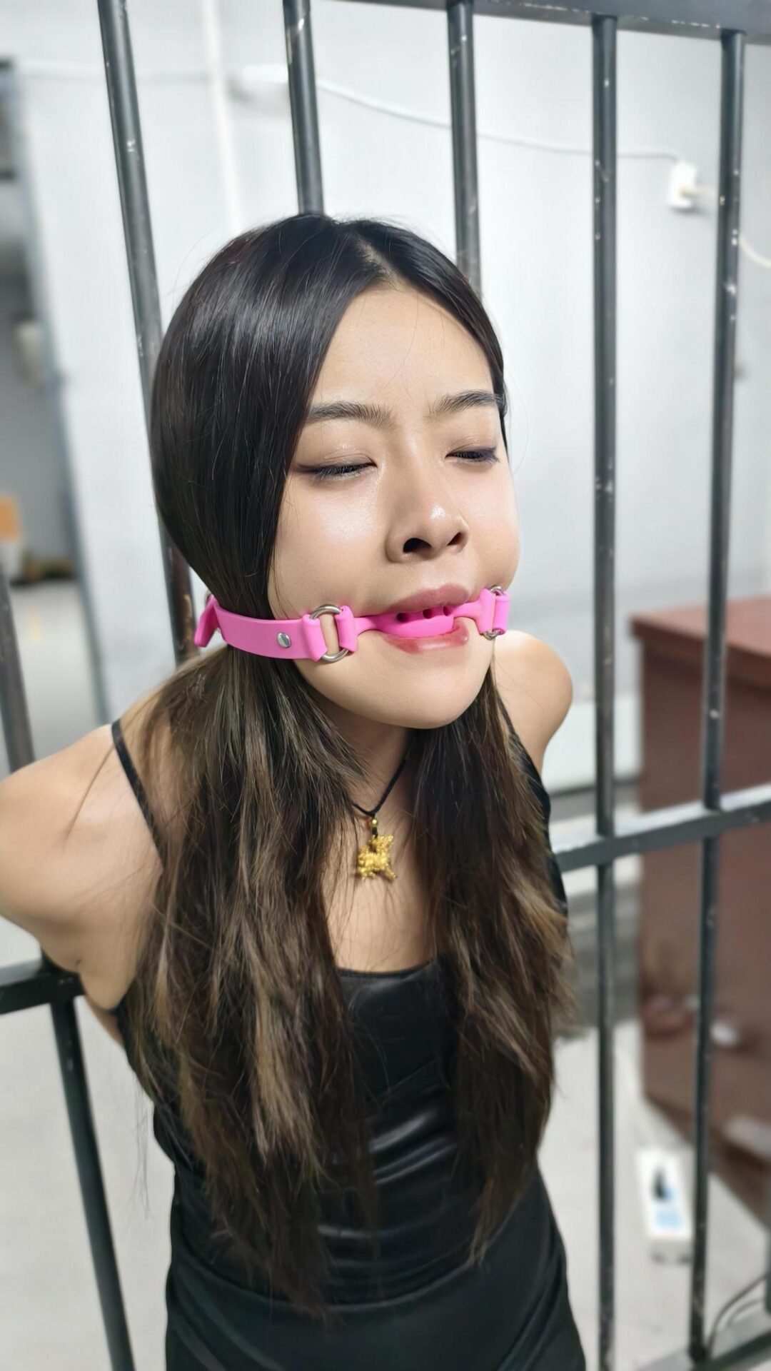 【忘忧社工作室】谍兰花（中） 白洁和刘若曦是岛国潜伏在A国的卧底， 在一次任务中白洁暴露被捕，审讯期间 白洁拒不承认自己的身份，被反铐吊起 来堵上口球，刘若曦正在办公室办公， 还不知道自己的搭档