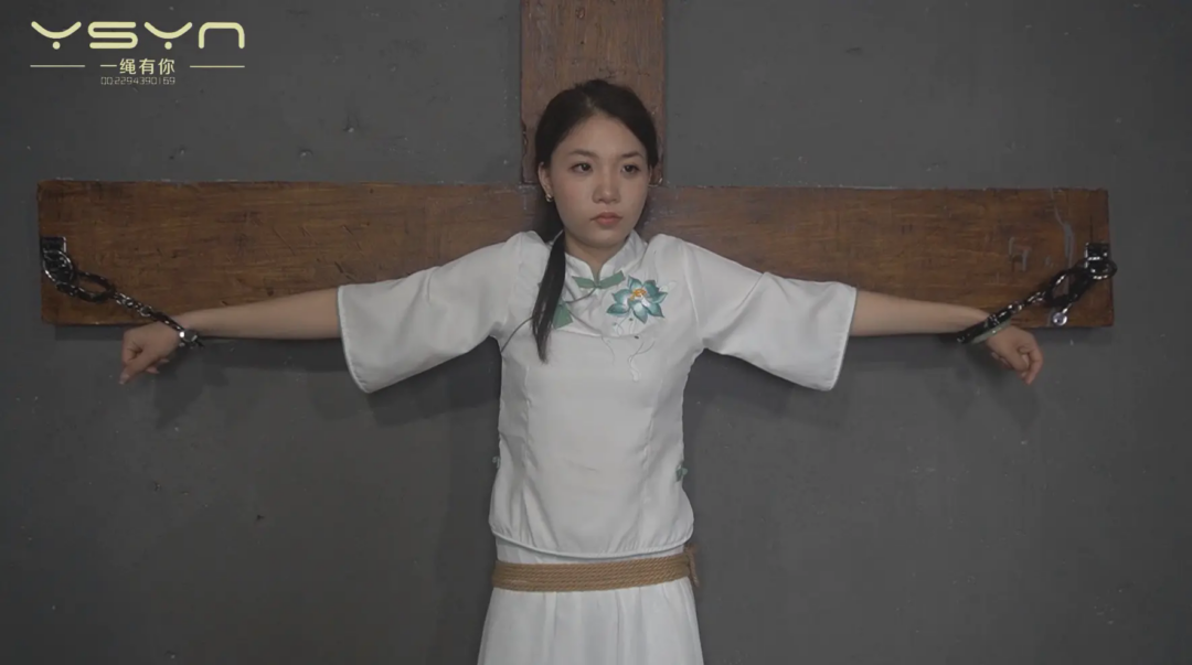 【风雨囚生】示威游行女孩被捕后被拷在十字架上鞭打诱惑不从驷马高高吊起金属架紧固刷挠脚心 【风雨囚生】示威游行女孩被捕后被拷在十字架上鞭打诱惑不从驷马高高吊起金属架紧固刷挠脚心