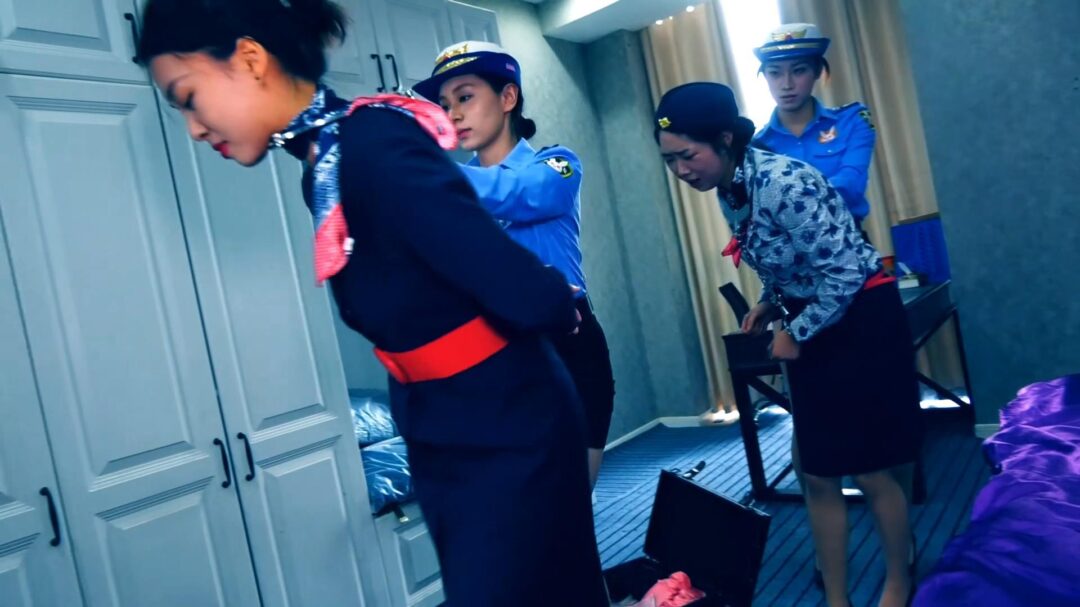 定拍转公映《空中囚徒之空姐末路 》上集 两个空姐为了金钱而拐卖儿童导致死亡跑路中被抓捕归案