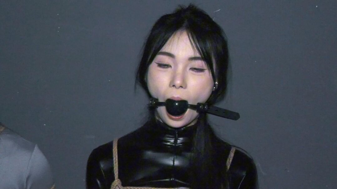 定拍转公映《特工历险记》下集 女特工被全身紧缚在地牢中放置然后被打扮成艳女