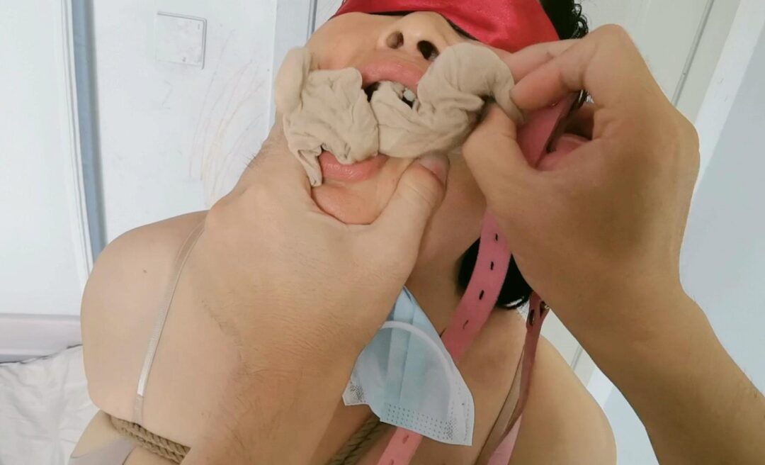 小伙约拍绳艺馆模特，进门就把美女衣服脱了，各种捆绑调教惩罚