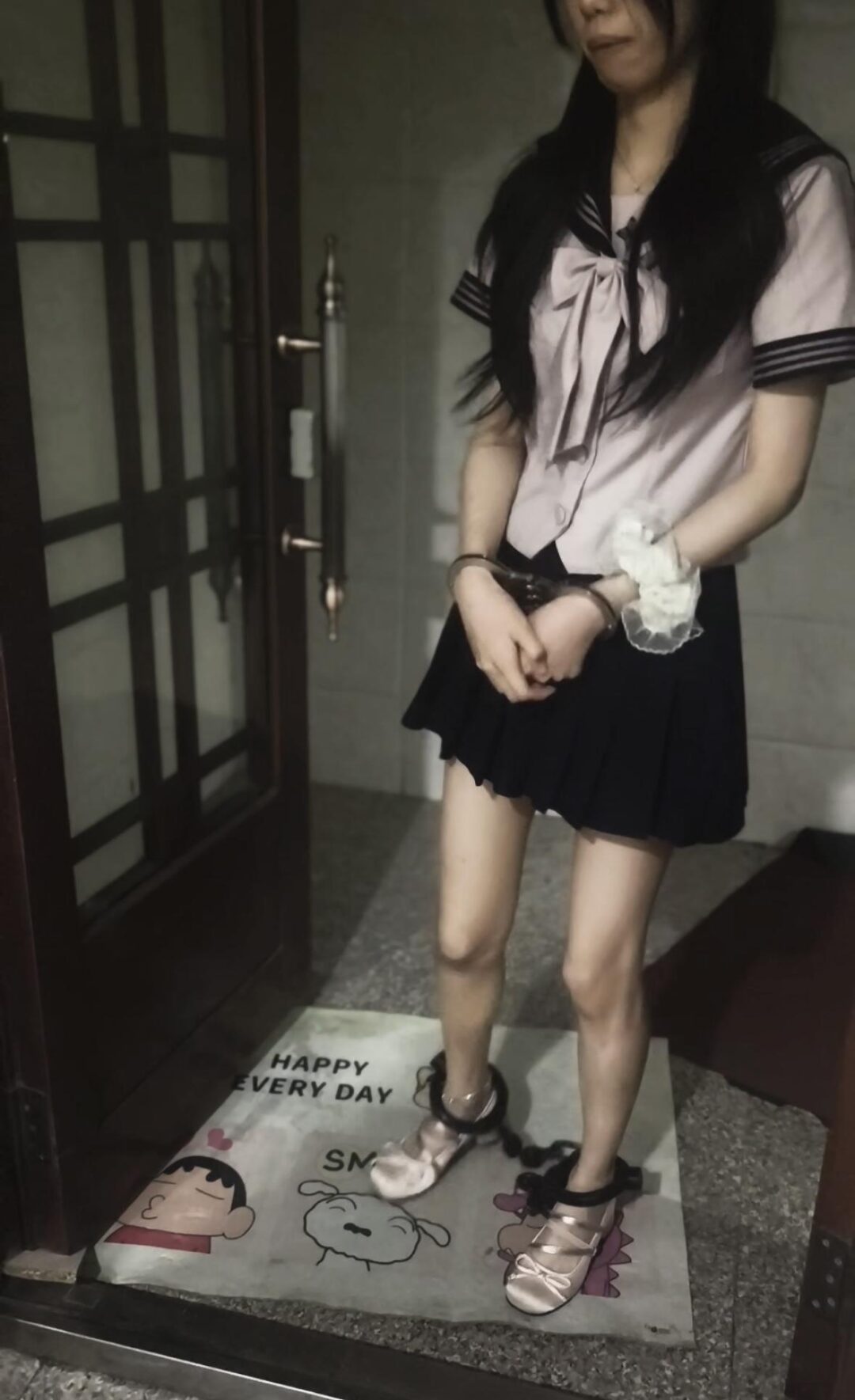 JK女大的镣铐日常 驷马打脚心,全程戴5斤重镣外出 JK女大的镣铐日常 驷马打脚心,全程戴5斤重镣外出