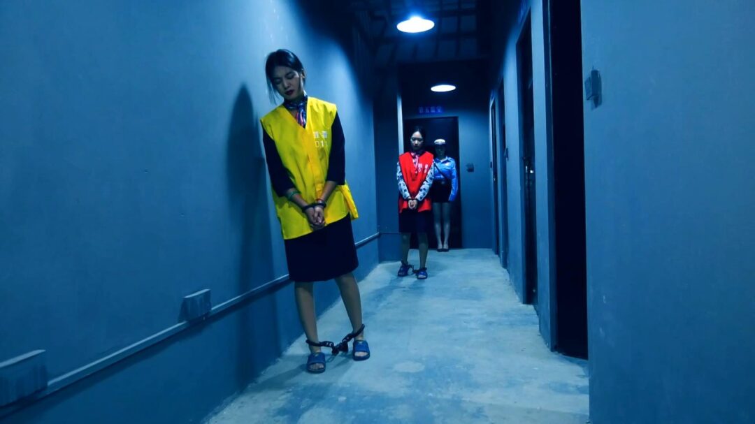 定拍转公映《空中囚徒之空姐末路》中集 李梅和张琴由于犯罪情节特别恶劣被判死刑上死镣在死囚牢等待执行