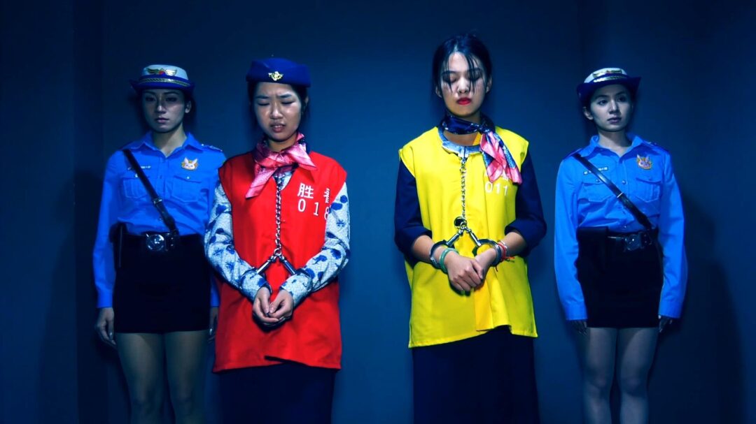 定拍转公映《空中囚徒之空姐末路》中集 李梅和张琴由于犯罪情节特别恶劣被判死刑上死镣在死囚牢等待执行