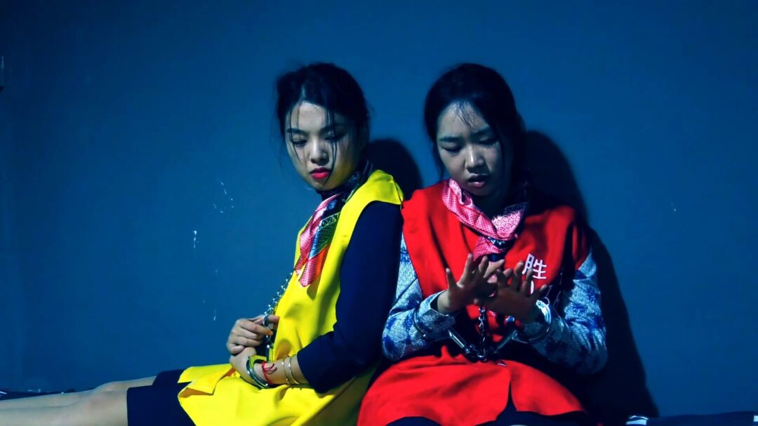 定拍转公映《空中囚徒之空姐末路》中集 李梅和张琴由于犯罪情节特别恶劣被判死刑上死镣在死囚牢等待执行