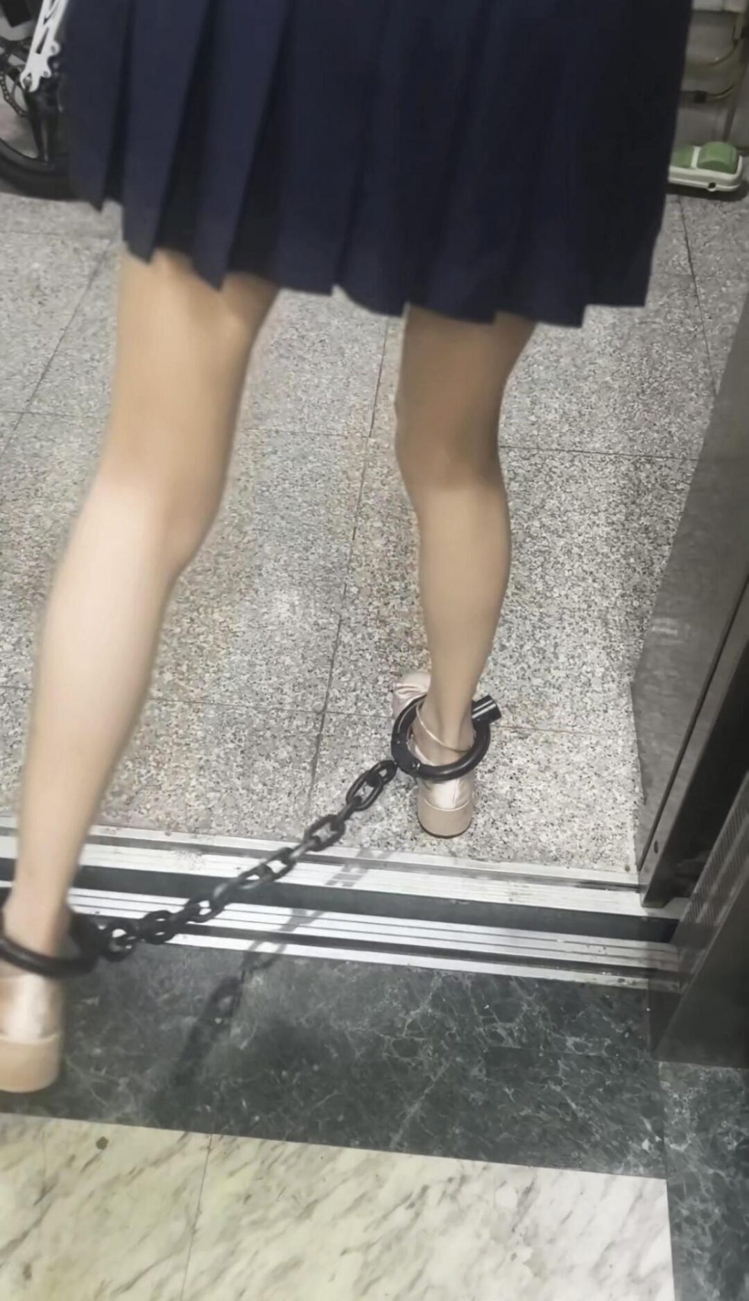 JK女大的镣铐日常 驷马打脚心，全程戴5斤重镣外出