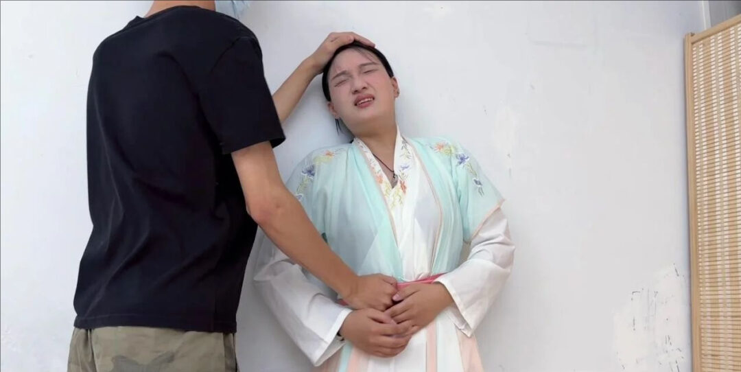【拳击殴打】 全程被殴打小肚子 期间都被打吐水了