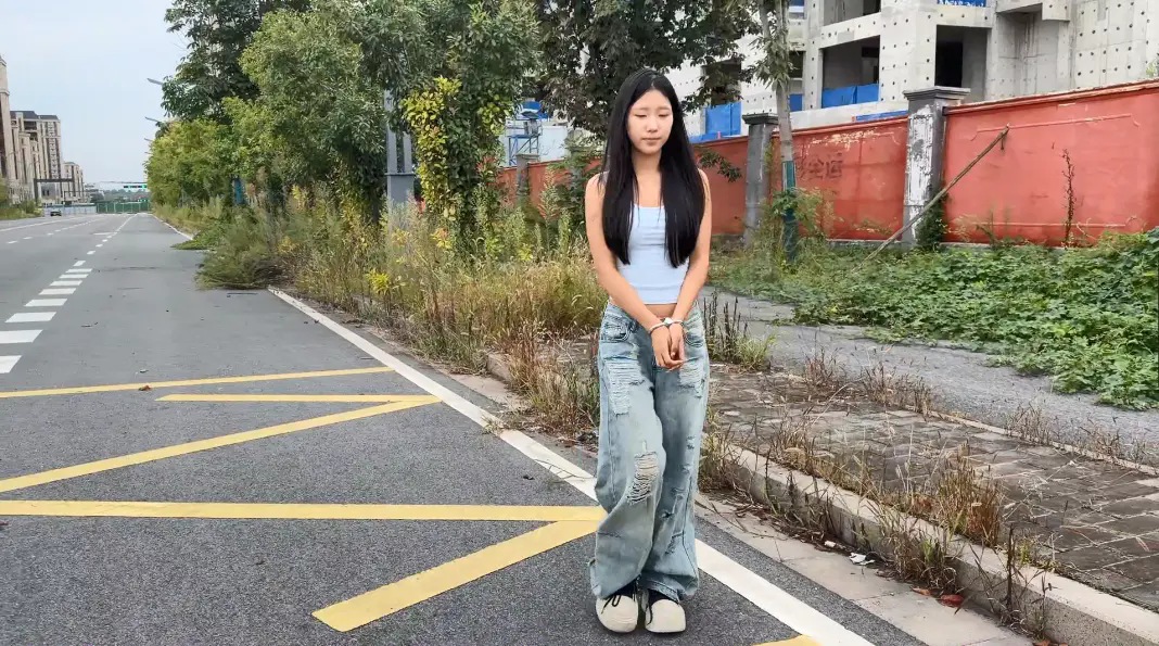 东隅映像室 小姑娘户外玩耍全是人 东隅映像室 小姑娘户外玩耍全是人