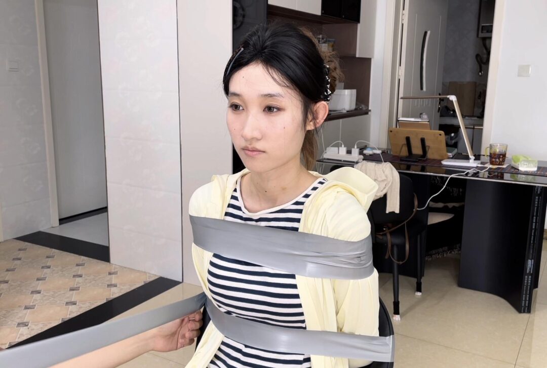 【小伟定拍】胶带封嘴+封眼，视觉效果很8错~