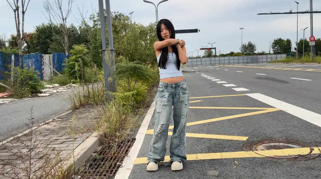 东隅映像室 小姑娘户外玩耍全是人 东隅映像室 小姑娘户外玩耍全是人