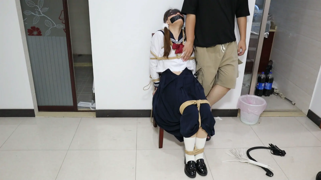 【荷仙素人实记】椅子缚捆绑玩素人女生4号 两种梆姿，水手服少女鞭打凌辱，语言羞辱，玩具挑逗，害怕的惊叫连连，全程挣扎委屈想求饶却被堵住嘴说不出来话