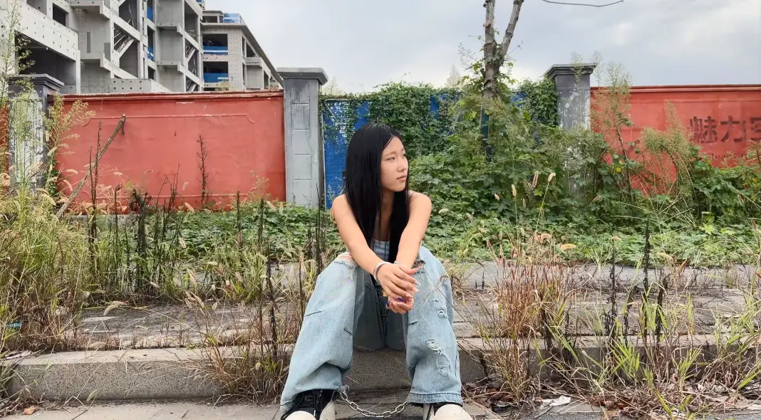 东隅映像室 小姑娘户外玩耍全是人 东隅映像室 小姑娘户外玩耍全是人
