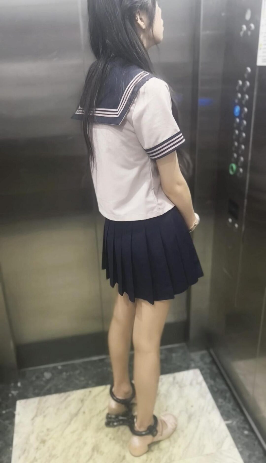 JK女大的镣铐日常 驷马打脚心,全程戴5斤重镣外出 JK女大的镣铐日常 驷马打脚心,全程戴5斤重镣外出