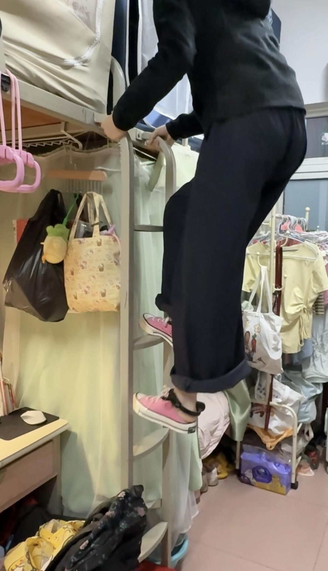 女大学生的宿舍镣铐-在教室戴脚镣