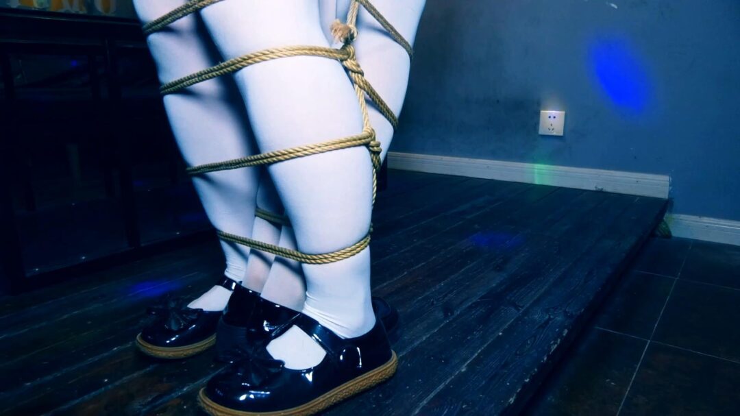两个站不稳的女仆
