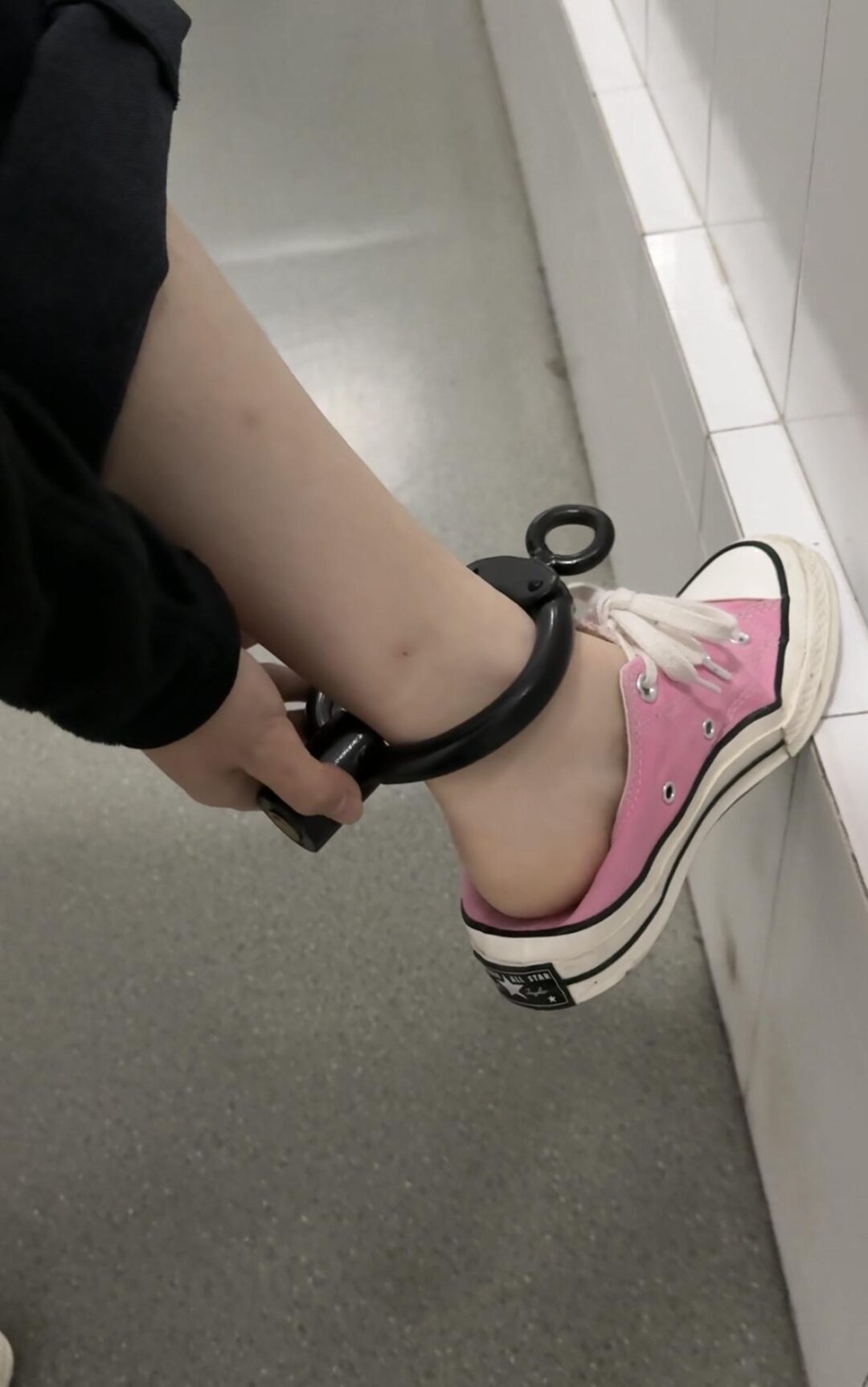 女大学生的宿舍镣铐-在教室戴脚镣