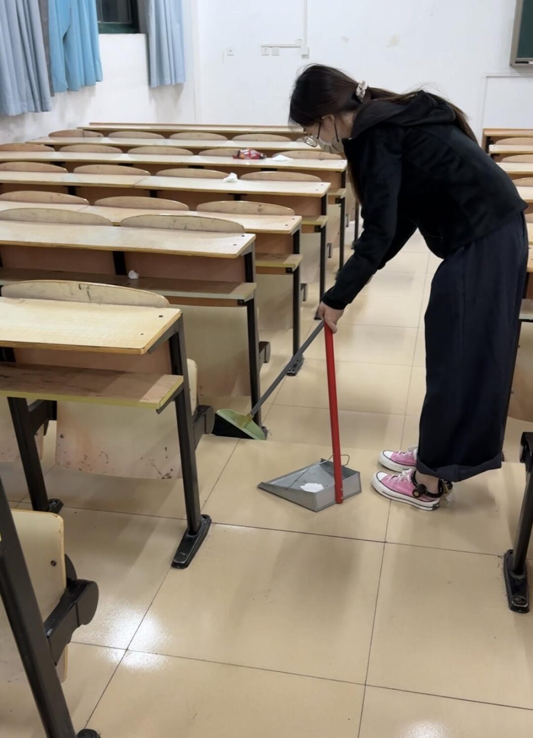 女大学生的宿舍镣铐-在教室戴脚镣