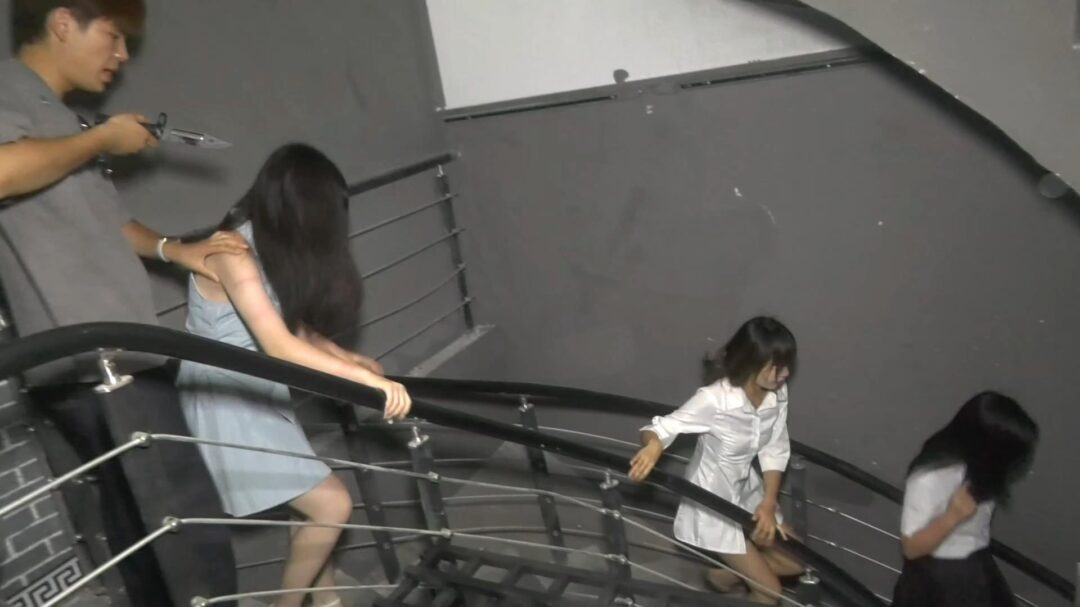 定拍转公映《踏青惊魂记》 三名女大学在野外踏青 地牢折磨