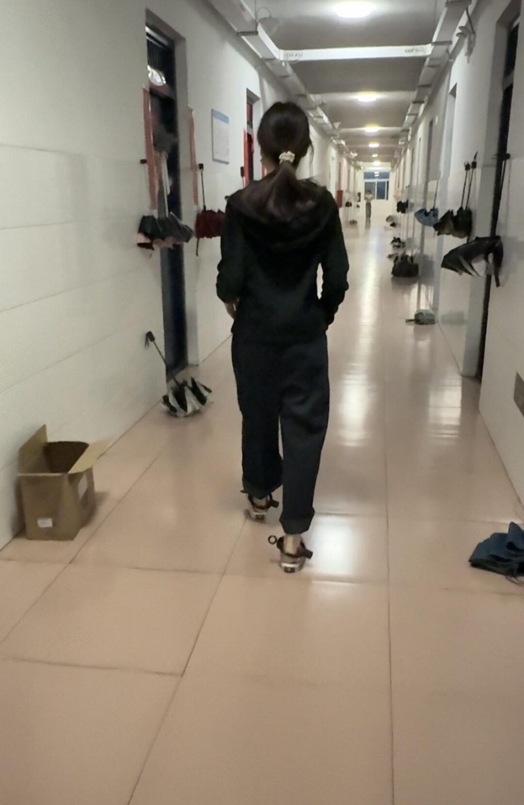 女大学生的宿舍镣铐-在教室戴脚镣