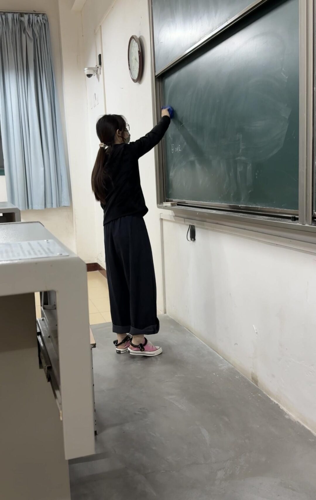 女大学生的宿舍镣铐-在教室戴脚镣