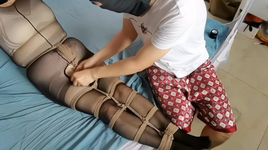 全身黑丝蒙眼封嘴全包控限制呼吸，电击到抽搐，拼命挣扎疼得呜呜叫