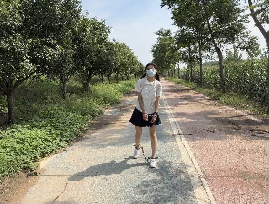 18岁JK白丝脚镣女高的户外两公里镣铐徒步