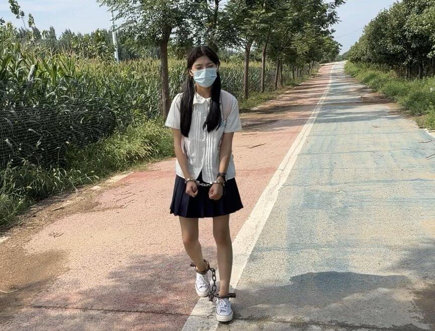 18岁JK白丝脚镣女高的户外两公里镣铐徒步