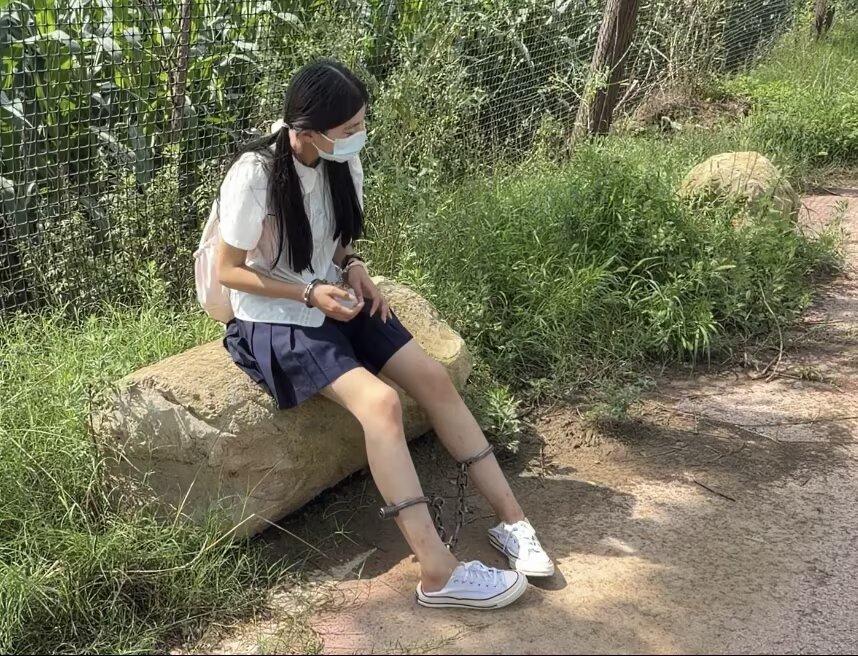 18岁JK白丝脚镣女高的户外两公里镣铐徒步