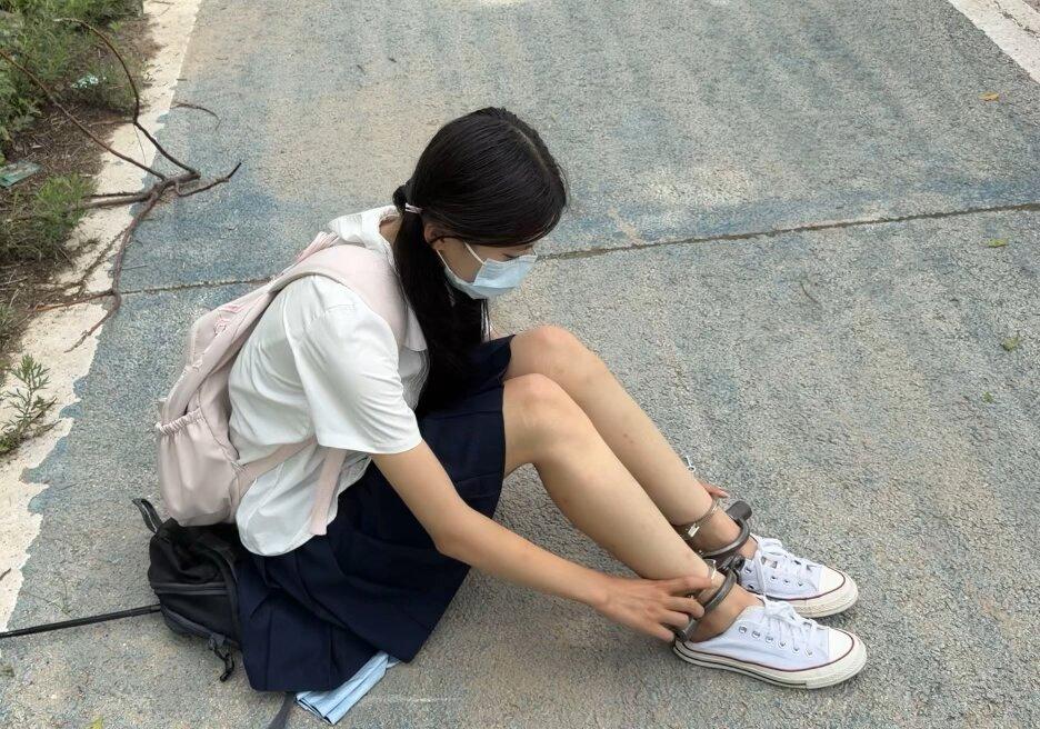 18岁JK白丝脚镣女高的户外两公里镣铐徒步