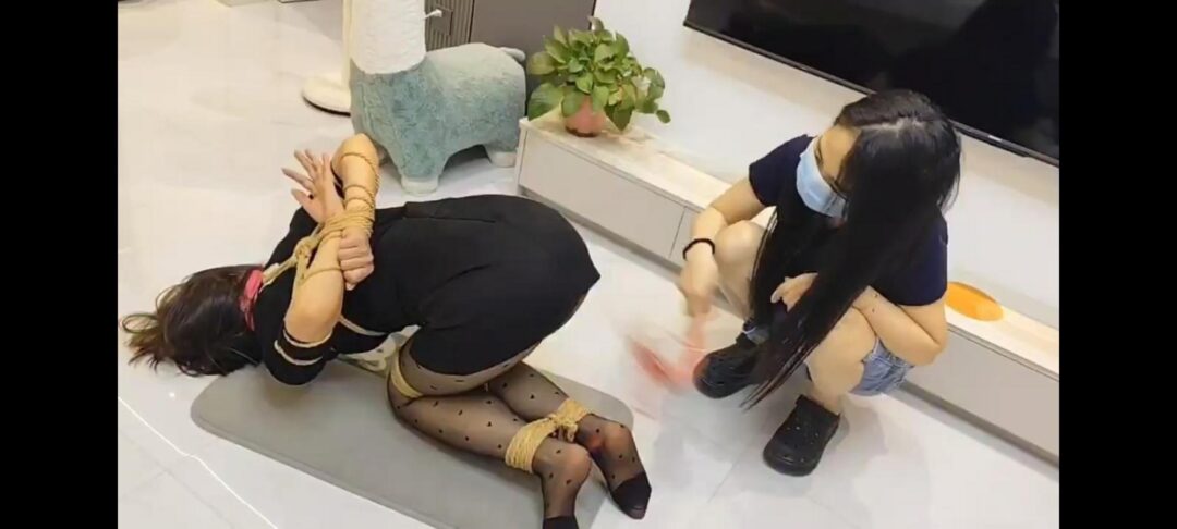 闺蜜之间的秘密游戏