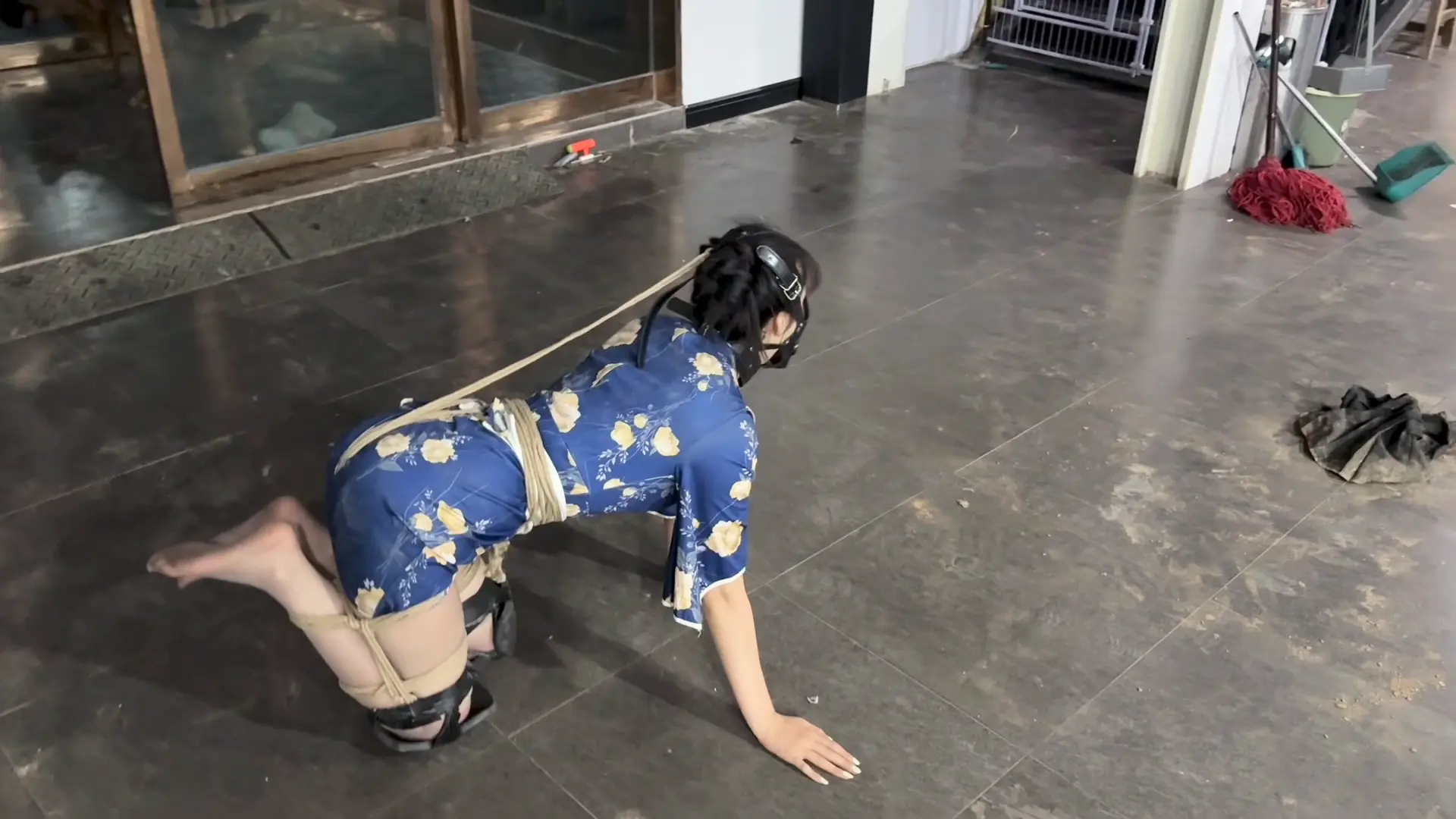 媚娘工作室–蜜桃臀骚臭狗奴壹壹的爬楼训练
