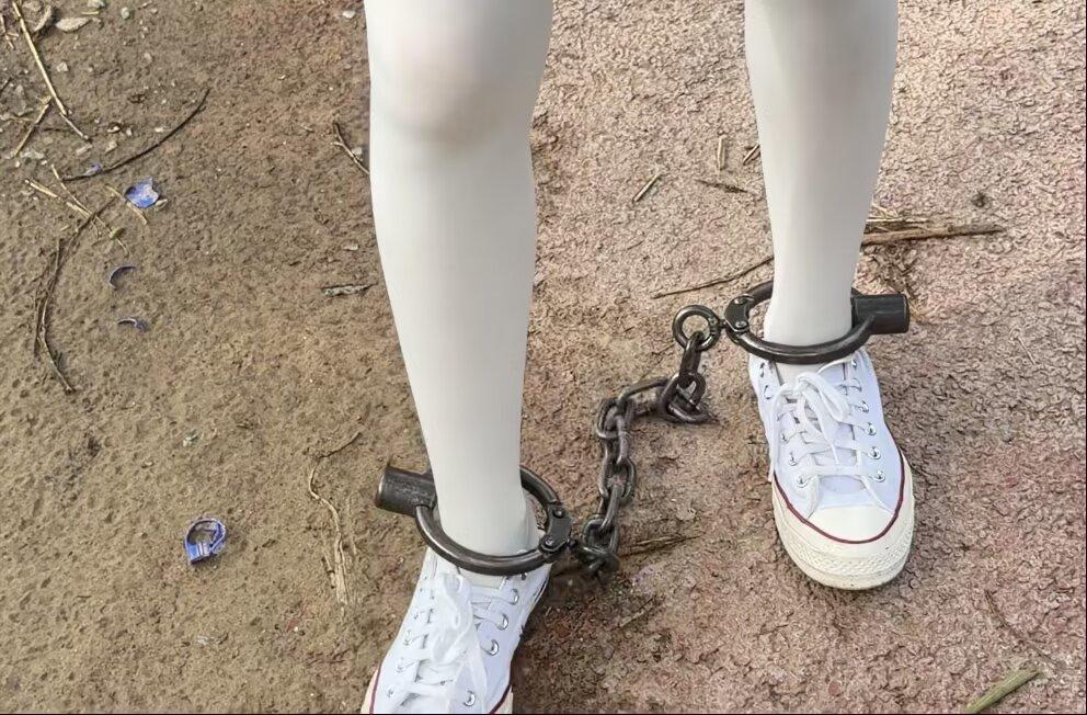 18岁JK白丝脚镣女高的户外两公里镣铐徒步