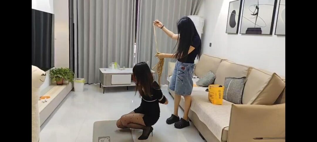 闺蜜之间的秘密游戏