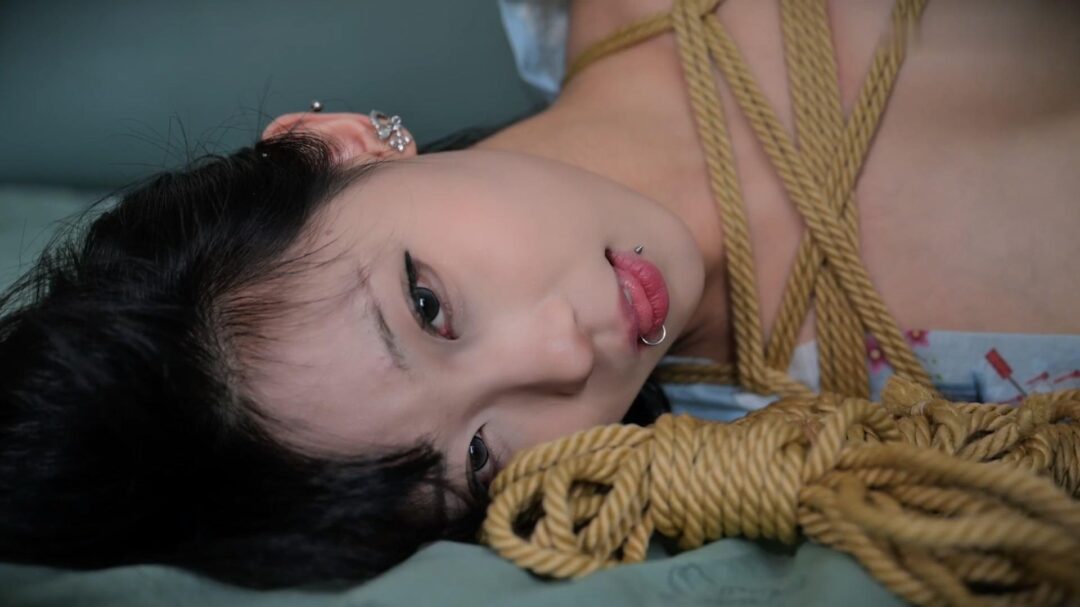 丽柜美束 裸女的真空缚宴