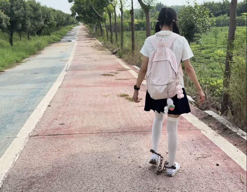 18岁JK白丝脚镣女高的户外两公里镣铐徒步