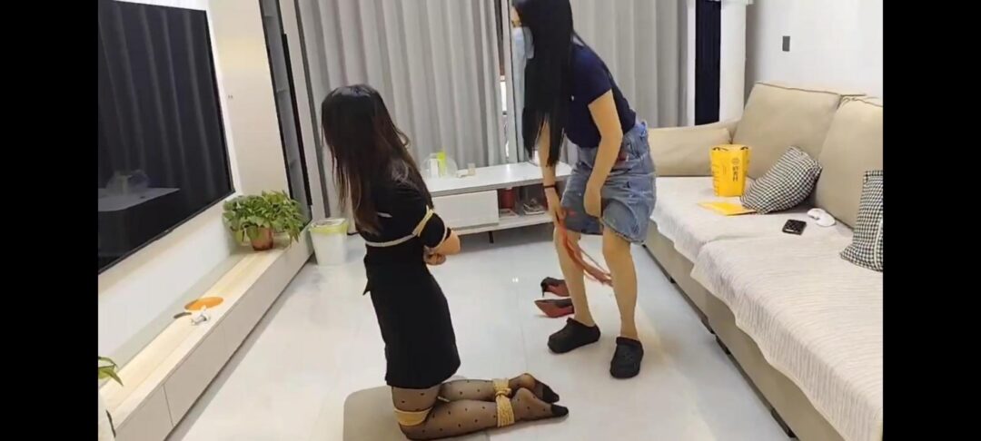 闺蜜之间的秘密游戏