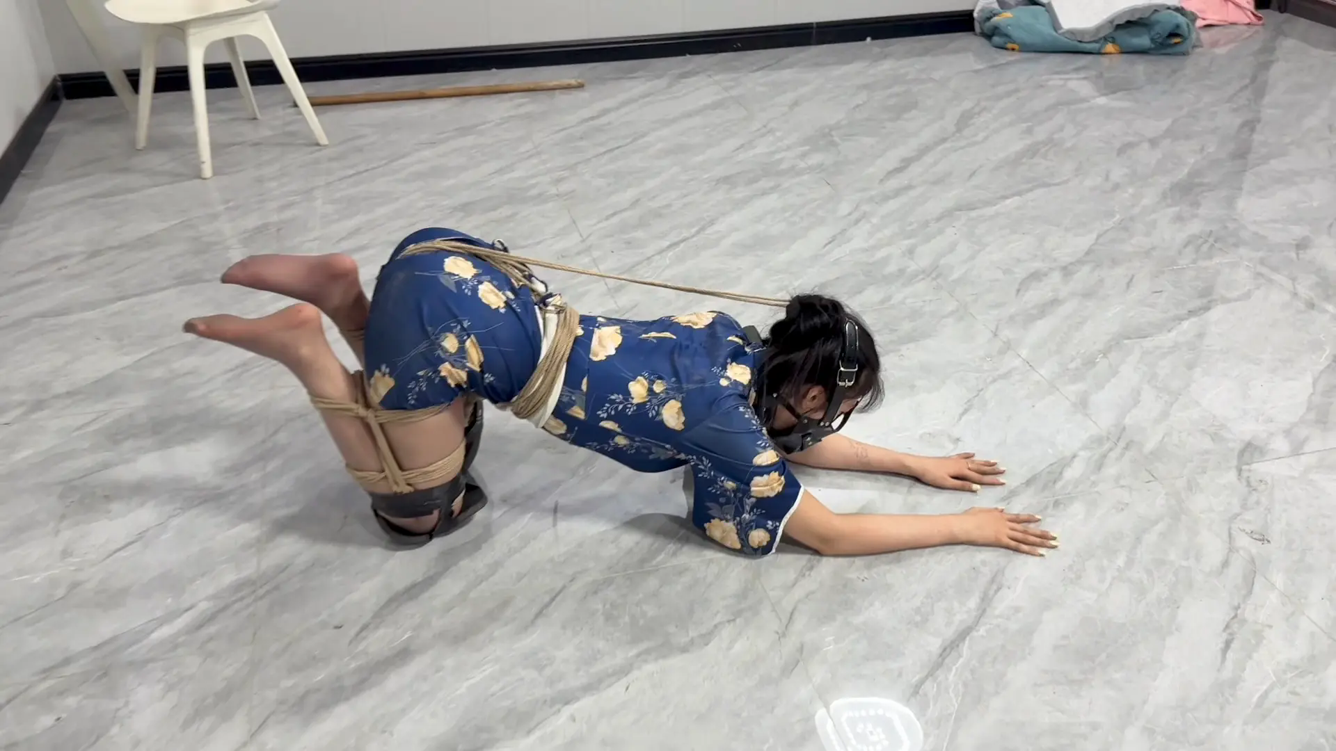 媚娘工作室–蜜桃臀骚臭狗奴壹壹的爬楼训练