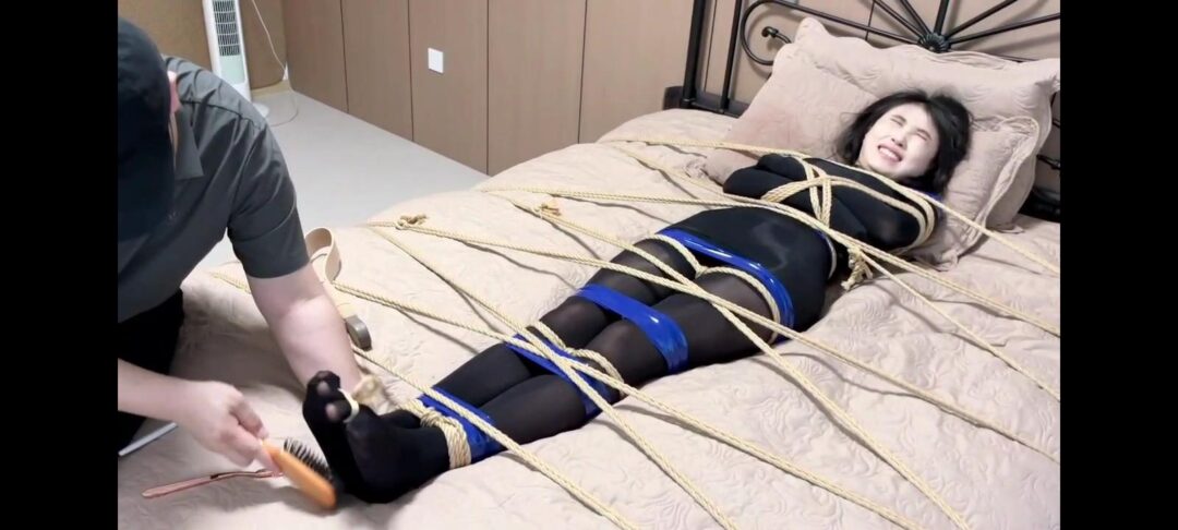 【云雀订拍】变成人彘的蜡像女超人 全集 模特七七 M腿缚 真实电击 油亮黑丝 丝袜全包头 疯狂挠脚心 原味丝袜 定身折磨 鞭打屁股全身紧缚 脚趾缚 电击贴片剧情丰富
