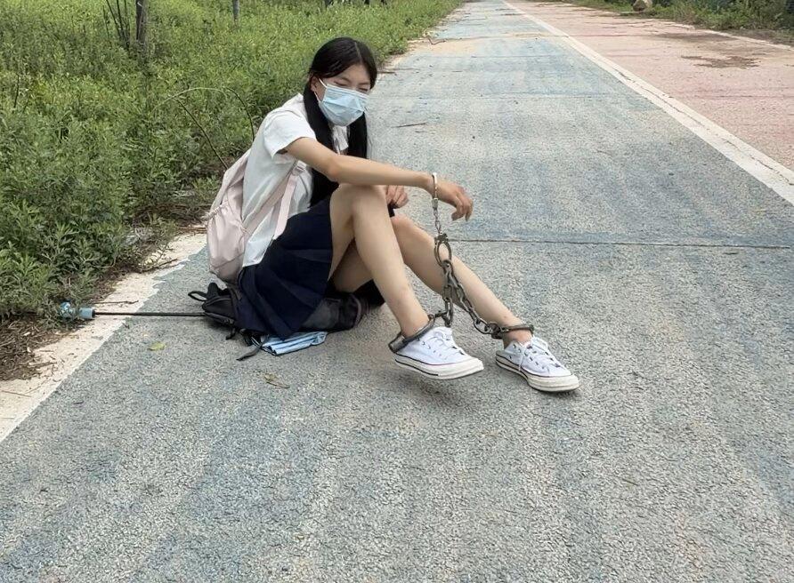 18岁JK白丝脚镣女高的户外两公里镣铐徒步