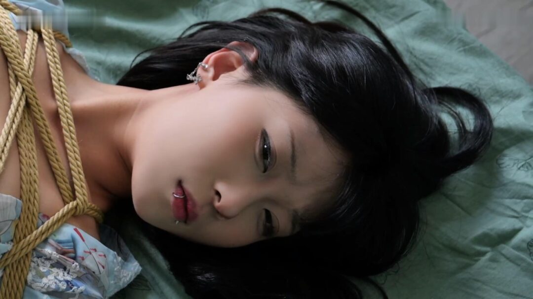 丽柜美束 裸女的真空缚宴